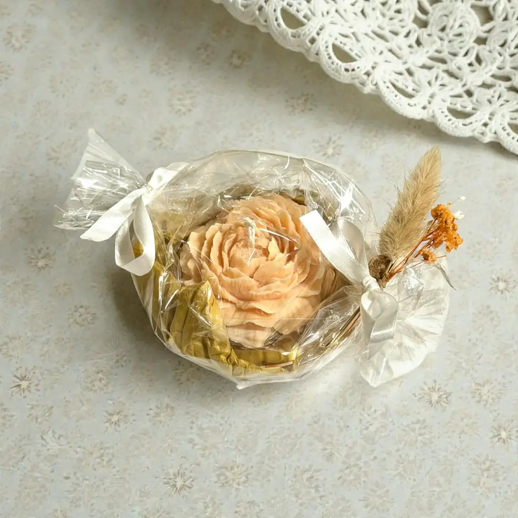 Bougie Pivoine "Monoï-Pêche" + coupelle de protection 