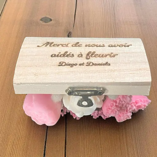 Coffre en bois gravé avec fondants parfumés